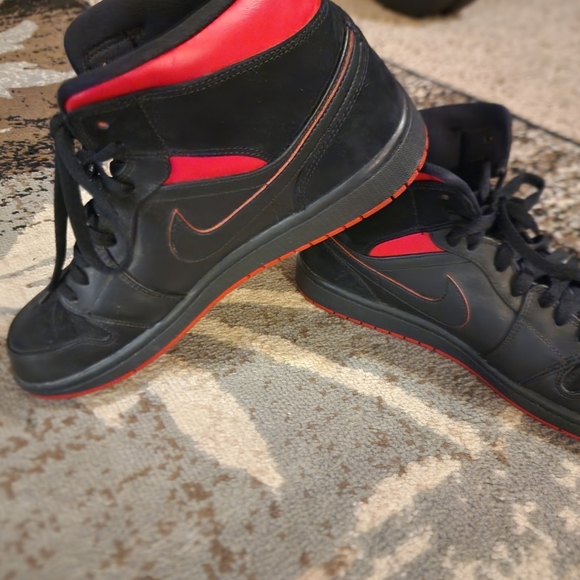 Nike Air Jordan black and red with yellow insignia - Picture 5 of 11